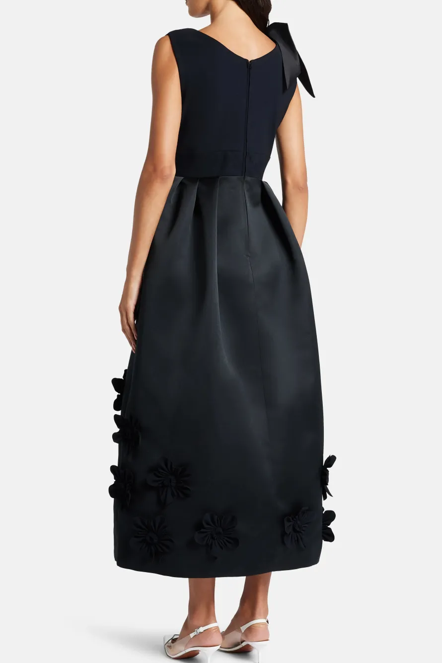 Floral Applique V Neck Sleeveless Silk Blend Evening Gown in Black